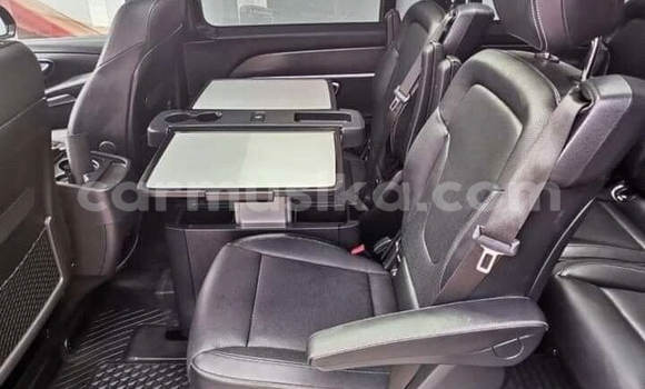 Acheter Occasion Voiture Mercedes‒Benz V-klasse Rouge à Borrowdale, Harare Acheter Occasion Voiture Mercedes‒Benz V-klasse Rouge à Borrowdale, Harare