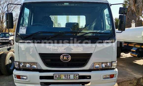 Nunua Ilio tumika Nissan UD Nyeupe Lori ndani ya Beitbridge nchini Matabeleland Kusini Nunua Ilio tumika Nissan UD Nyeupe Lori ndani ya Beitbridge nchini Matabeleland Kusini