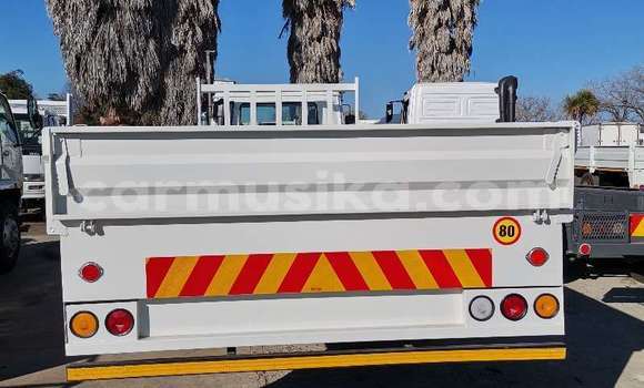 Nunua Ilio tumika Nissan UD Nyeupe Lori ndani ya Beitbridge nchini Matabeleland Kusini Nunua Ilio tumika Nissan UD Nyeupe Lori ndani ya Beitbridge nchini Matabeleland Kusini