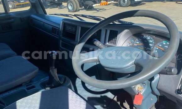 Nunua Ilio tumika Nissan UD Nyeupe Lori ndani ya Beitbridge nchini Matabeleland Kusini Nunua Ilio tumika Nissan UD Nyeupe Lori ndani ya Beitbridge nchini Matabeleland Kusini