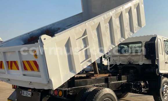 Buy Used Hino 300 Series White Truck in Beitbridge in Matabeleland South Buy Used Hino 300 Series White Truck in Beitbridge in Matabeleland South