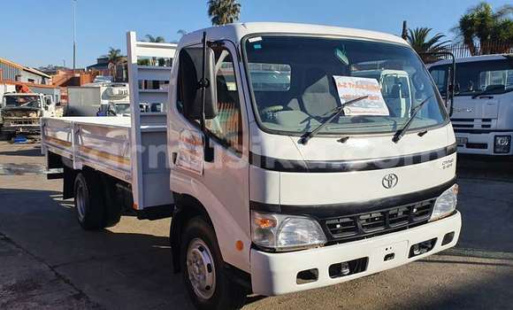 Buy Used Toyota Dyna White Truck in Beitbridge in Matabeleland South