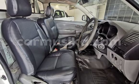 Buy Used Toyota Hilux White Car in Beitbridge in Matabeleland South Buy Used Toyota Hilux White Car in Beitbridge in Matabeleland South