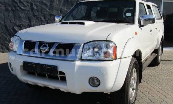 Buy Used Nissan NP 300 White Car in Beitbridge in Matabeleland South