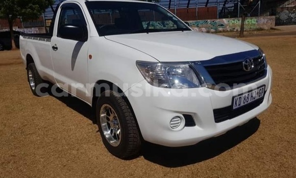 Tenga Tsaru Toyota Hilux Chena Mota in Beitbridge in Matabeleland South Tenga Tsaru Toyota Hilux Chena Mota in Beitbridge in Matabeleland South