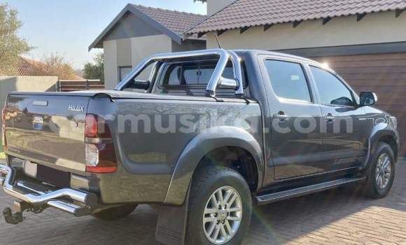 Tenga Tsaru Toyota Hilux Beige Mota in Beitbridge in Matabeleland South Tenga Tsaru Toyota Hilux Beige Mota in Beitbridge in Matabeleland South
