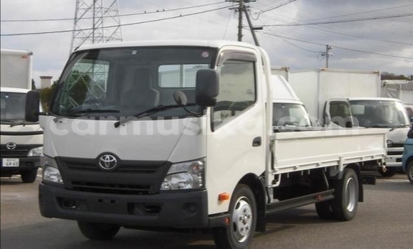 Nunua Ilio tumika Toyota Dyna Nyeupe Lori ndani ya Beitbridge nchini Matabeleland Kusini