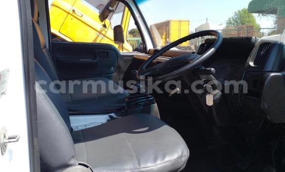 Acheter Occasion Utilitaire Nissan UD Blanc à Bulawayo, Bulawayo Acheter Occasion Utilitaire Nissan UD Blanc à Bulawayo, Bulawayo