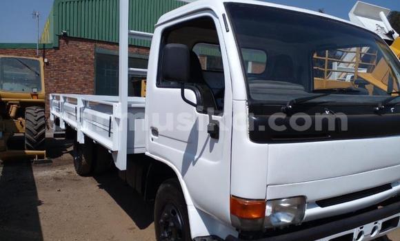 Acheter Occasion Utilitaire Nissan UD Blanc à Bulawayo, Bulawayo Acheter Occasion Utilitaire Nissan UD Blanc à Bulawayo, Bulawayo