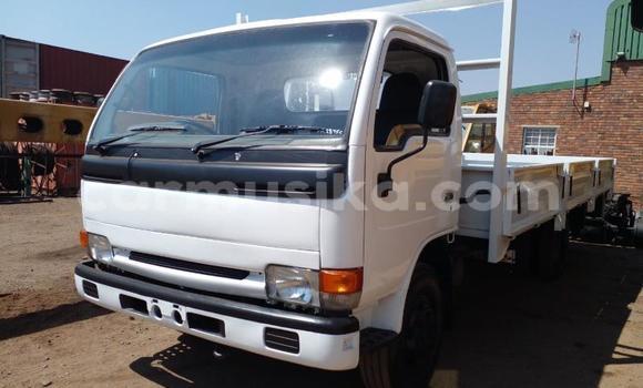Acheter Occasion Utilitaire Nissan UD Blanc à Bulawayo, Bulawayo Acheter Occasion Utilitaire Nissan UD Blanc à Bulawayo, Bulawayo