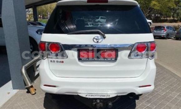 Acheter Occasion Voiture Toyota Fortuner Blanc à Beitbridge, Matabeleland South Acheter Occasion Voiture Toyota Fortuner Blanc à Beitbridge, Matabeleland South