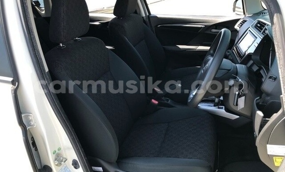 Acheter Occasion Voiture Honda Fit Blanc à Beitbridge, Matabeleland South Acheter Occasion Voiture Honda Fit Blanc à Beitbridge, Matabeleland South