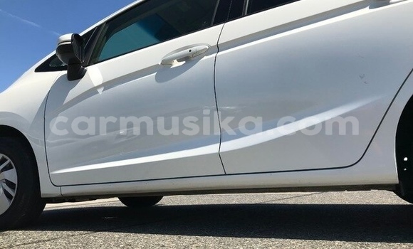 Acheter Occasion Voiture Honda Fit Blanc à Beitbridge, Matabeleland South Acheter Occasion Voiture Honda Fit Blanc à Beitbridge, Matabeleland South