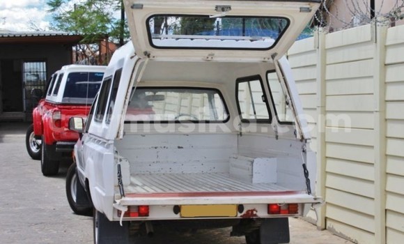 Buy Used Toyota Hilux White Car in Bulawayo in Bulawayo Buy Used Toyota Hilux White Car in Bulawayo in Bulawayo