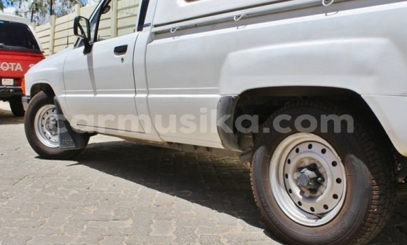 Buy Used Toyota Hilux White Car in Bulawayo in Bulawayo Buy Used Toyota Hilux White Car in Bulawayo in Bulawayo