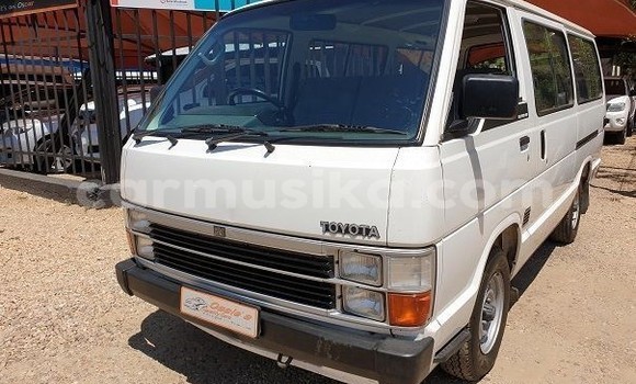 Buy Used Toyota Hiace White Car in Beitbridge in Matabeleland South