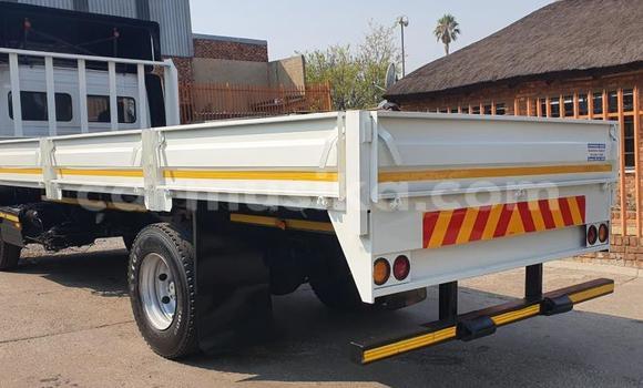 Acheter Occasion Utilitaire Mercedes‒Benz 1317 Blanc à Borrowdale, Harare Acheter Occasion Utilitaire Mercedes‒Benz 1317 Blanc à Borrowdale, Harare