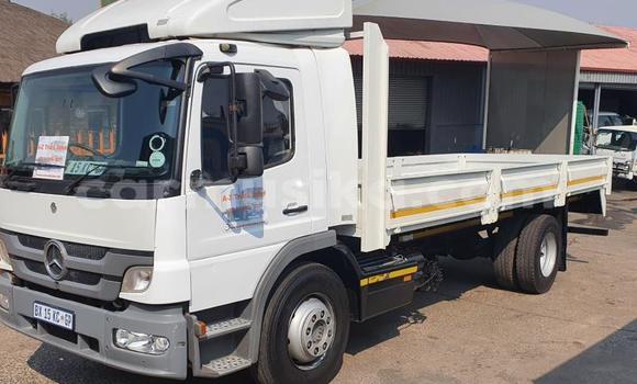 Acheter Occasion Utilitaire Mercedes‒Benz 1317 Blanc à Borrowdale, Harare Acheter Occasion Utilitaire Mercedes‒Benz 1317 Blanc à Borrowdale, Harare