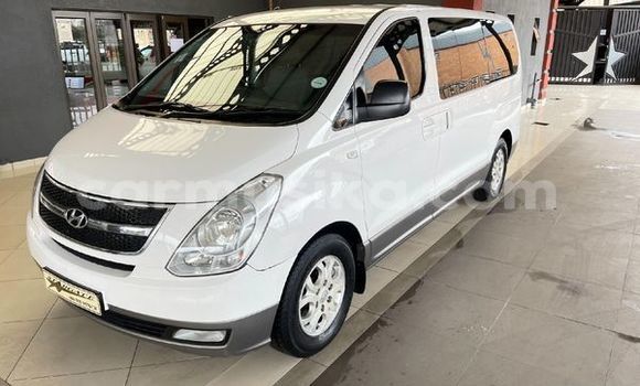 Buy Used Hyundai H1 White Car in Beitbridge in Matabeleland South