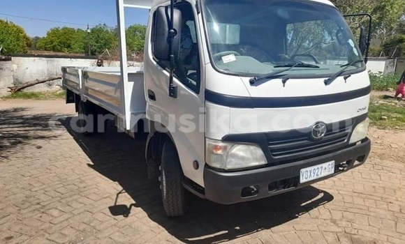 Nunua Ilio tumika Toyota Dyna Nyeupe Lori ndani ya Beitbridge nchini Matabeleland Kusini