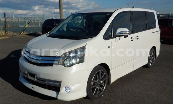 Buy Used Toyota Noah White Car in Beitbridge in Matabeleland South