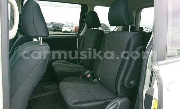 Buy Used Toyota Noah White Car in Beitbridge in Matabeleland South Buy Used Toyota Noah White Car in Beitbridge in Matabeleland South