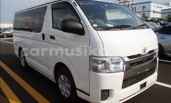 Nunua Ilio tumika Toyota RegiusAce Nyeupe Gari ndani ya Beitbridge nchini Matabeleland Kusini