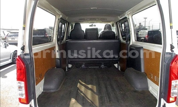 Acheter Occasion Voiture Toyota RegiusAce Blanc à Beitbridge, Matabeleland South Acheter Occasion Voiture Toyota RegiusAce Blanc à Beitbridge, Matabeleland South