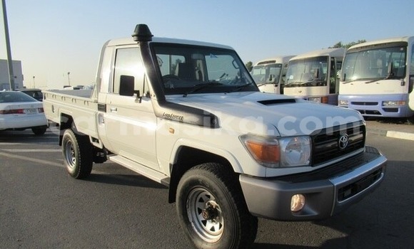 Nunua Imported Toyota Land Cruiser Nyeupe Gari ndani ya Harare nchini Harare