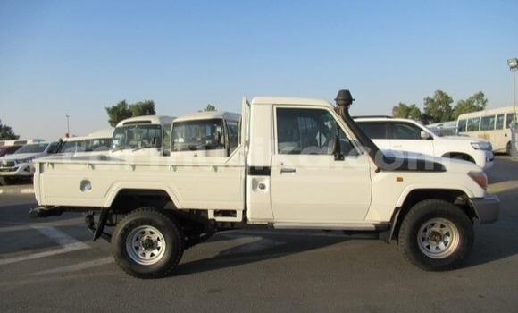Buy Import Toyota Land Cruiser White Car in Harare in Harare Buy Import Toyota Land Cruiser White Car in Harare in Harare