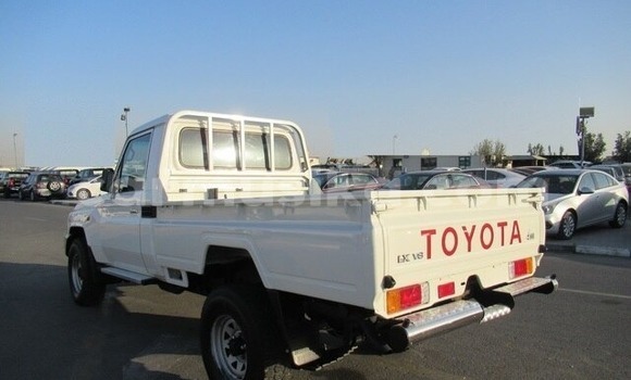 Buy Import Toyota Land Cruiser White Car in Harare in Harare Buy Import Toyota Land Cruiser White Car in Harare in Harare