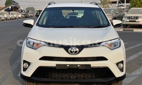 Nunua Ilio tumika Toyota RAV4 Nyeupe Gari ndani ya Beitbridge nchini Matabeleland Kusini