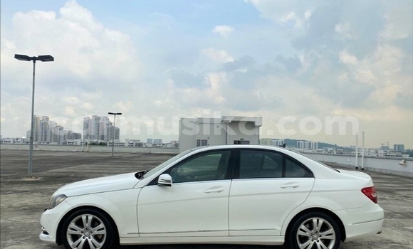 Acheter Occasion Voiture Mercedes‒Benz C–Class Blanc à Beitbridge, Matabeleland South Acheter Occasion Voiture Mercedes‒Benz C–Class Blanc à Beitbridge, Matabeleland South