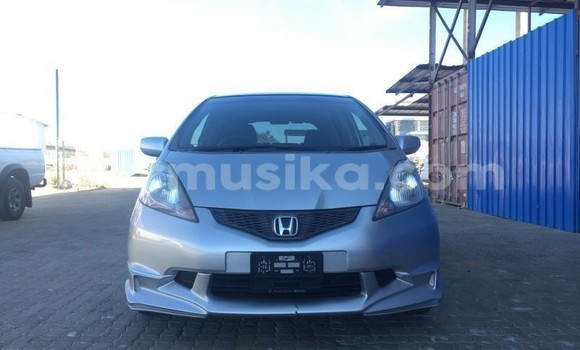 Nunua Imported Honda Fit Fedha Gari ndani ya Beitbridge nchini Matabeleland Kusini
