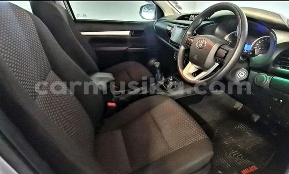 Buy Used Toyota Hilux Silver Car in Bulawayo in Bulawayo Buy Used Toyota Hilux Silver Car in Bulawayo in Bulawayo