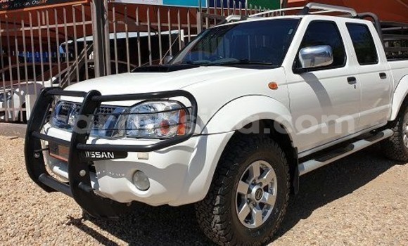 Buy Used Nissan NP 300 White Car in Beitbridge in Matabeleland South