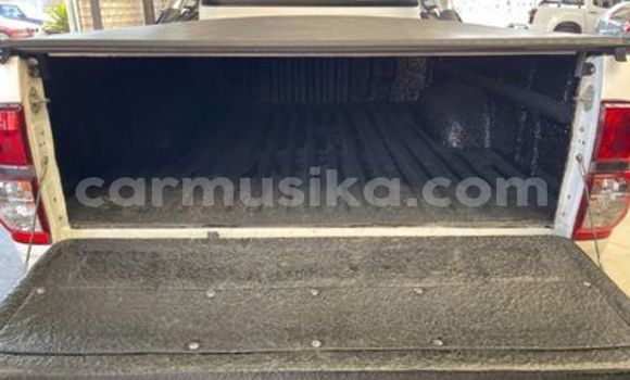 Tenga Tsaru Toyota Hilux Chena Mota in Beitbridge in Matabeleland South Tenga Tsaru Toyota Hilux Chena Mota in Beitbridge in Matabeleland South