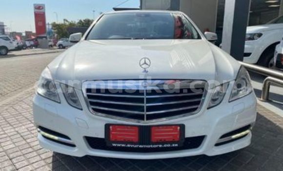 Acheter Occasion Voiture Mercedes-Benz E-Classe Blanc à Beitbridge, Matabeleland South Acheter Occasion Voiture Mercedes-Benz E-Classe Blanc à Beitbridge, Matabeleland South