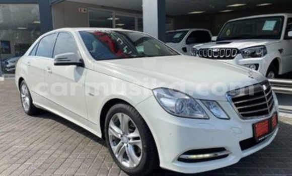 Acheter Occasion Voiture Mercedes-Benz E-Classe Blanc à Beitbridge, Matabeleland South Acheter Occasion Voiture Mercedes-Benz E-Classe Blanc à Beitbridge, Matabeleland South