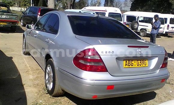 Nunua Ilio tumika Mercedes‒Benz E–Class Fedha Gari ndani ya Alexandra Park nchini Harare