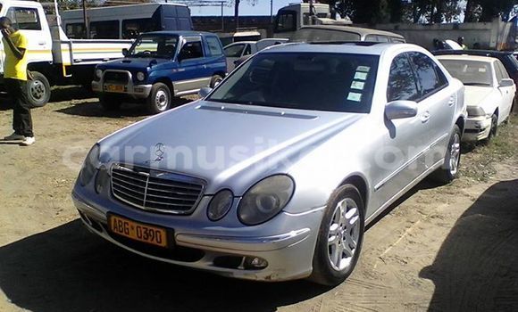 Nunua Ilio tumika Mercedes‒Benz E–Class Fedha Gari ndani ya Alexandra Park nchini Harare Nunua Ilio tumika Mercedes‒Benz E–Class Fedha Gari ndani ya Alexandra Park nchini Harare