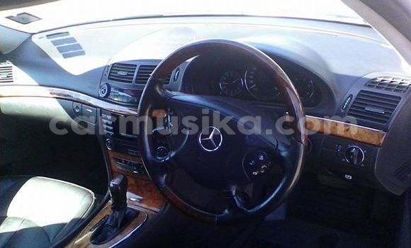 Nunua Ilio tumika Mercedes‒Benz E–Class Fedha Gari ndani ya Alexandra Park nchini Harare Nunua Ilio tumika Mercedes‒Benz E–Class Fedha Gari ndani ya Alexandra Park nchini Harare