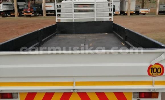 Acheter Occasion Utilitaire Hino 300 Series Blanc à Harare, Harare Acheter Occasion Utilitaire Hino 300 Series Blanc à Harare, Harare