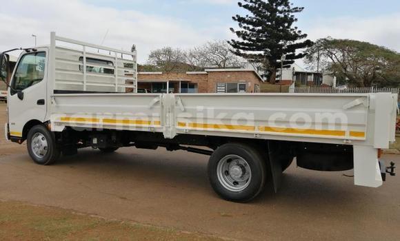 Acheter Occasion Utilitaire Hino 300 Series Blanc à Harare, Harare Acheter Occasion Utilitaire Hino 300 Series Blanc à Harare, Harare