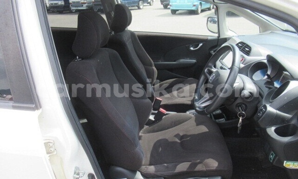 Acheter Occasion Voiture Honda Fit Blanc à Beitbridge, Matabeleland South Acheter Occasion Voiture Honda Fit Blanc à Beitbridge, Matabeleland South