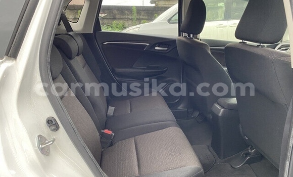 Acheter Occasion Voiture Honda Fit Blanc à Beitbridge, Matabeleland South Acheter Occasion Voiture Honda Fit Blanc à Beitbridge, Matabeleland South