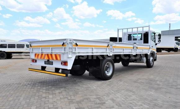 Nunua Ilio tumika Nissan UD Nyeupe Lori ndani ya Beitbridge nchini Matabeleland Kusini Nunua Ilio tumika Nissan UD Nyeupe Lori ndani ya Beitbridge nchini Matabeleland Kusini