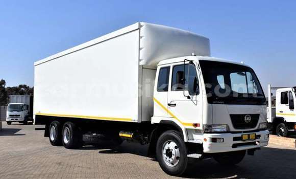Acheter Occasion Voiture Nissan Urvan Blanc à Beitbridge, Matabeleland South