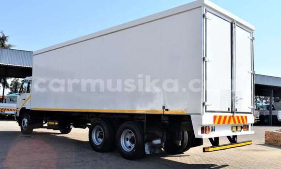 Acheter Occasion Voiture Nissan Urvan Blanc à Beitbridge, Matabeleland South Acheter Occasion Voiture Nissan Urvan Blanc à Beitbridge, Matabeleland South