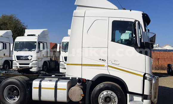 Buy Used Volvo 440 White Car in Beitbridge in Matabeleland South